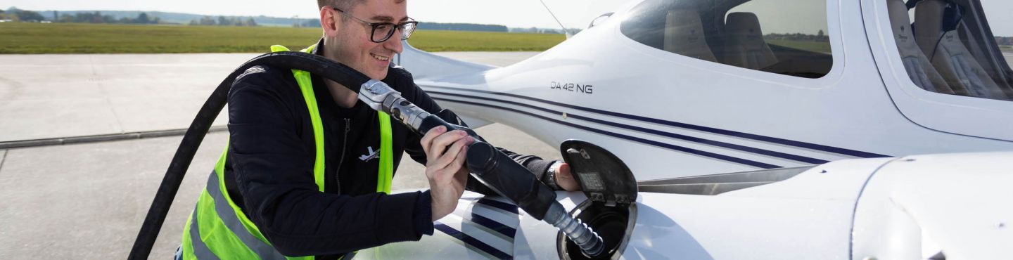 Eine Person tankt ein Flugzeug