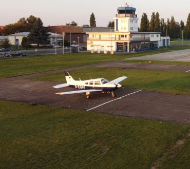Ein Flugzeug steht vor dem Tower