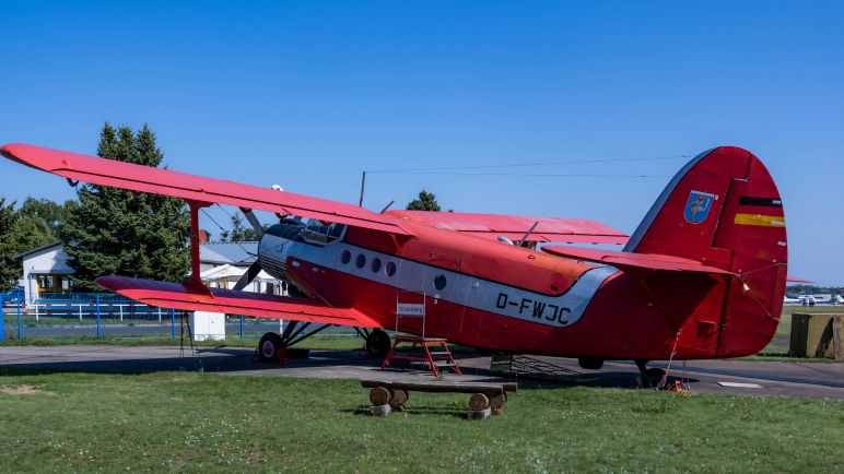 Doppeldecker-Flugzeug auf dem Rasen