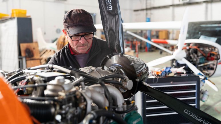 Eine Person repariert einen Motor von einem Flieger